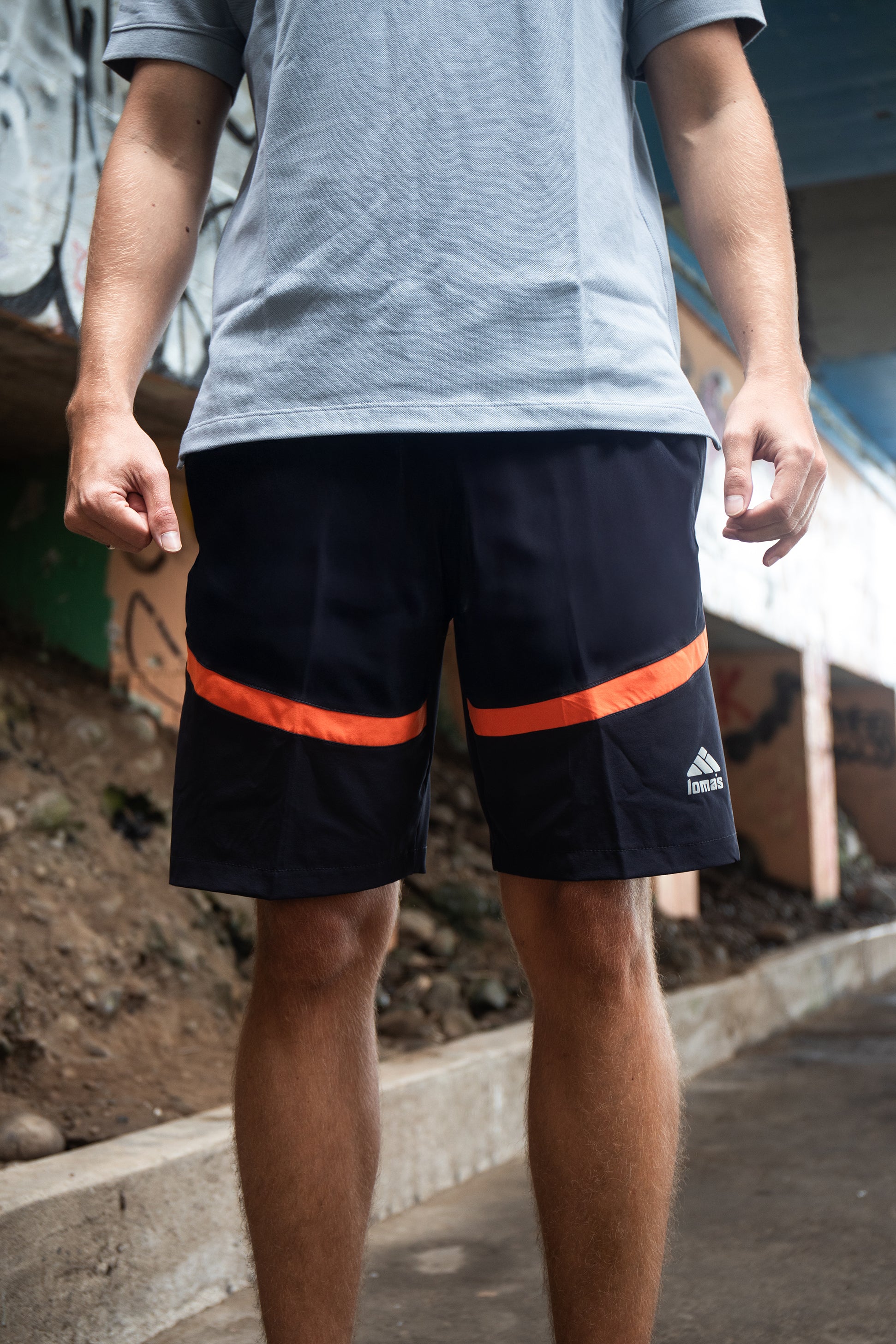 Short Lomas Active Flex Plomo oscuro c/ Naranja